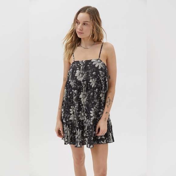 Urban Outfitters Lucia Black Plisse Tiered Mini Dress - Picture 10 of 10